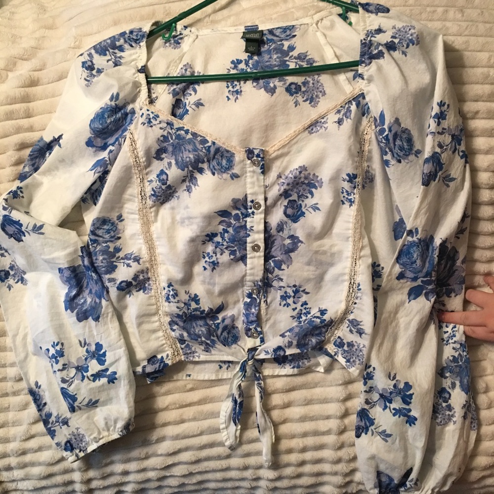 Super cute top never worn size L  25$